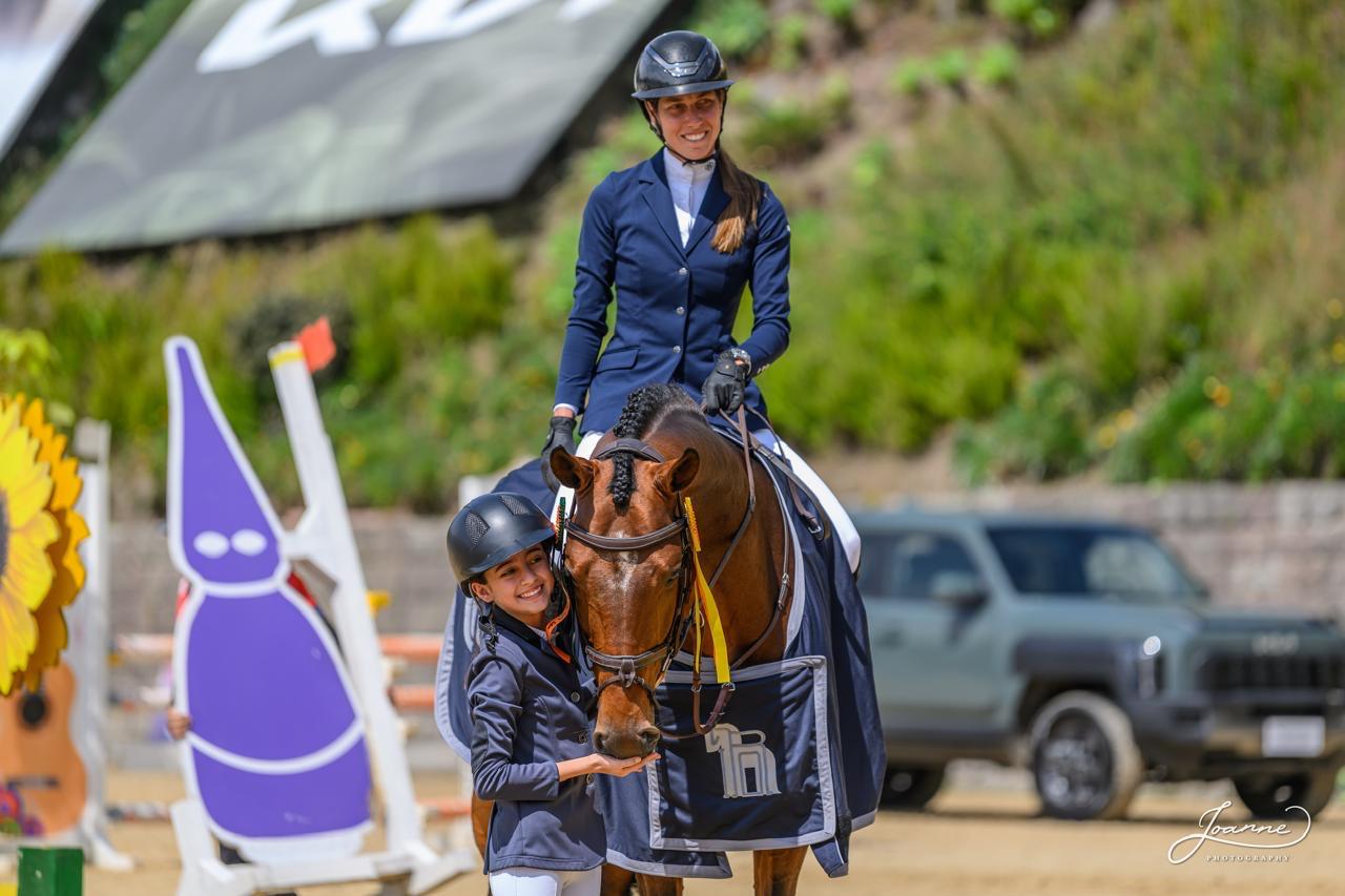 Priscila Simpson y su alumna junto al caballo